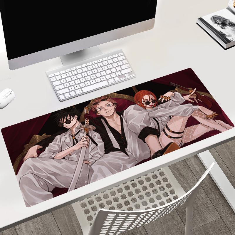 Tapis de bureau Jujutsu Kaisen 40x90x0.3CM avec les personnages Gojo, Yuji et Megumi.