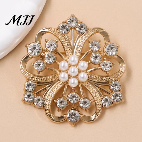 Vintage Style Brooch Solid Alloy Floral Brooch, Hollow Pattern Lapel Pin with Strong Secure Clasp Buckle Design, Electroplating Anti-Oxidation