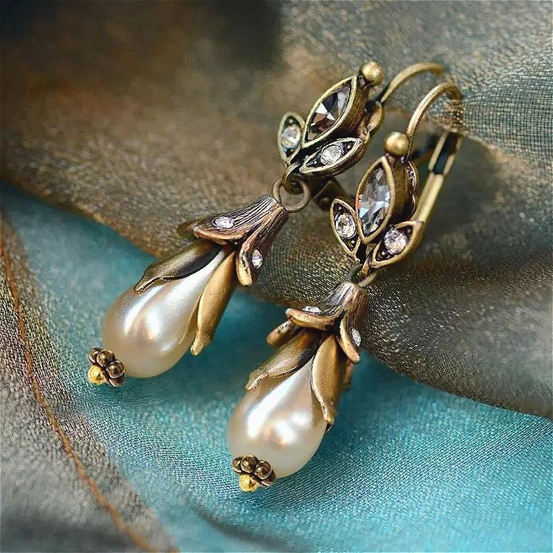 Women Vintage Golden Plated Flower Imitation Pearl Lily Pendant Earrings Inlaid Synthetic Zirconia Dangle Earrings Jewelry Craft