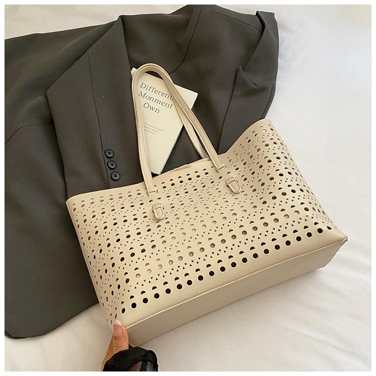 

2025 лето новый нишевый дизайн простая повседневная полая сумка-тоут модная универсальная высокотекстурная сумка на плечо бежевый