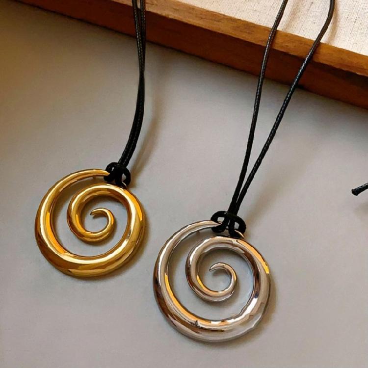 Simple and Elegant Metal Pendant Necklace Youthful Adult Jewelry Autumn Winter Jewelry for Casual and Formal Occasions