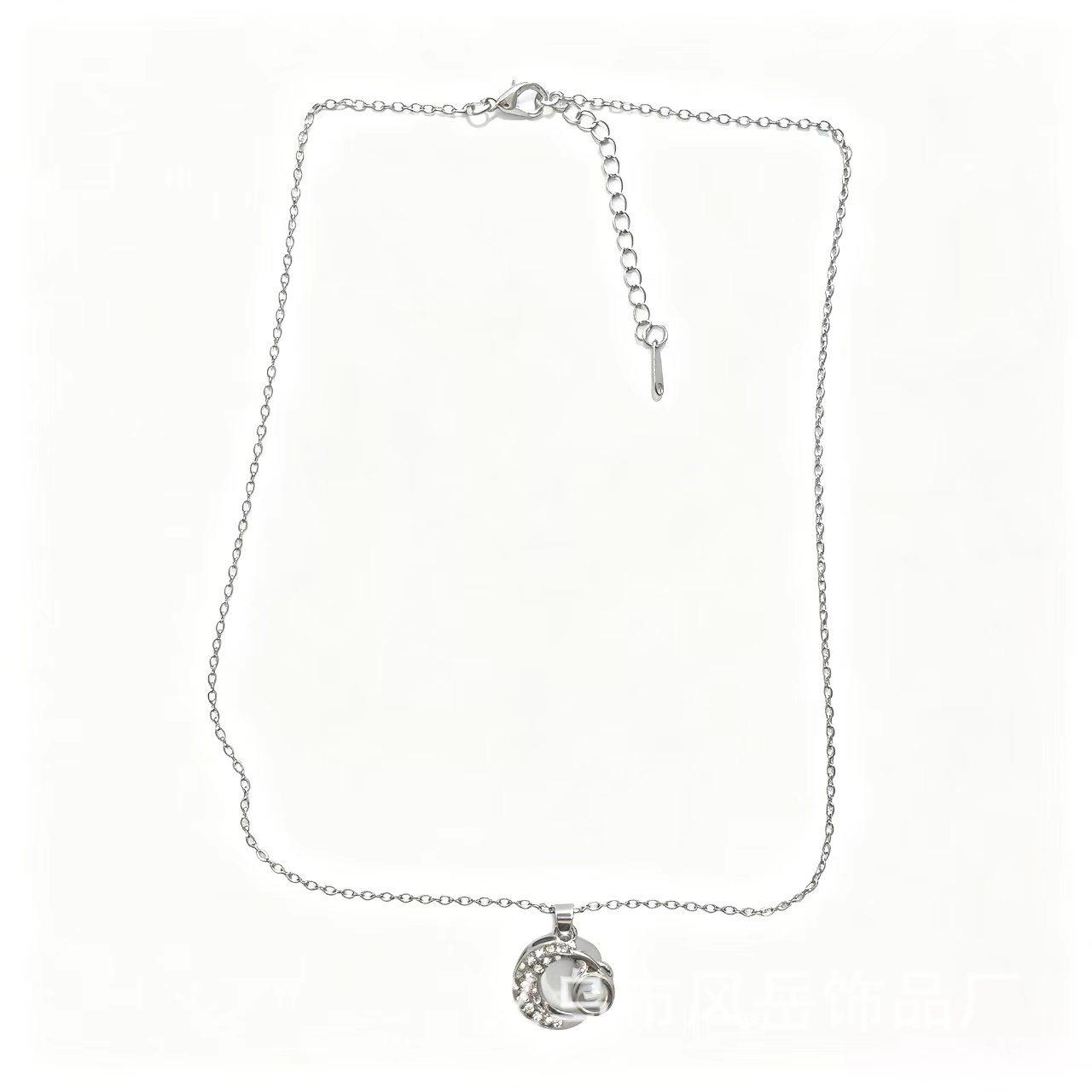 Elegant Star Pendant Necklace: Versatile, Exquisite Design for Women 18K