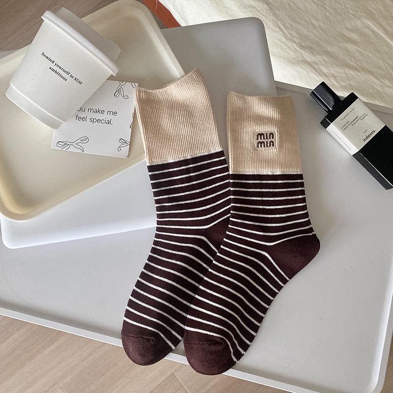 

Полосатые женские носки до середины икры в стиле Miu – Осень/Зима, Вышивка двойной иглой, Бесшовный дизайн, Универсальный узор из наложенных букв. Deluxe