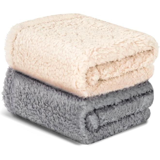 Deka pro kočky pro malé psy, štěně, kočku, kotě, 16" x 24", měkký teplý sherpa fleece, pratelná, šedá/béžová, balení 2 ks