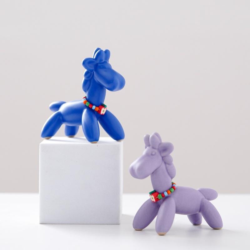 Nuova Statua Cavallo Palloncino in Ceramica Carina Compagno per il Tè Animale Domestico Stile Ins Alta Estetica Adorabile Regalo per la Festa dei Bambini Ornamento per Scrivania di Casa