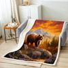 Bruine beer berg zonsondergang deken wildlife kunst zacht plaid natuur landschap knusse slaapkamer decoratie bos dierprint huis textiel