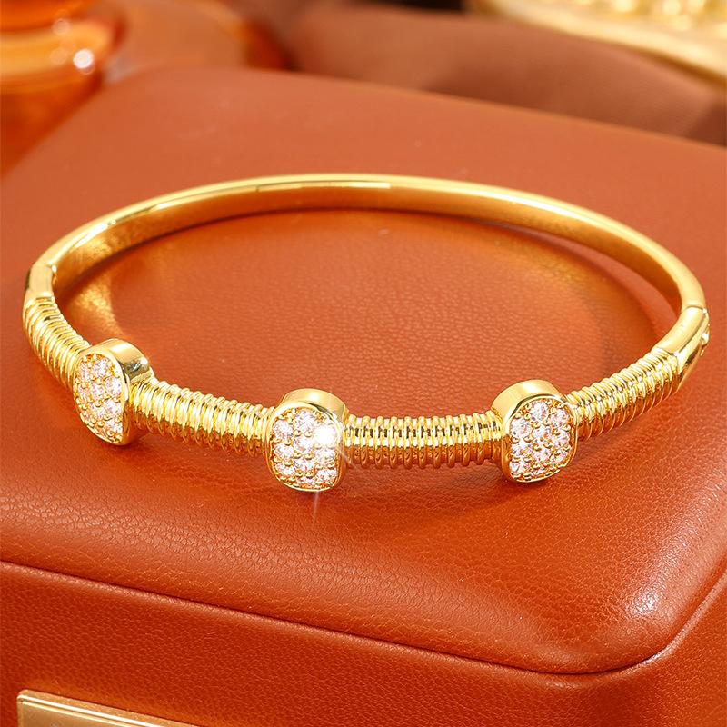 Women's hot-selling bracelets, copper-plated fashionable and simple bracelets, zircon inlaid temperament women's bracelets, popular bracelets.