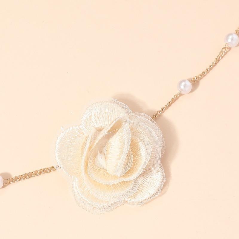 Fashionable Collarbone Chain, Niche Design, Rose-shaped Neck Ornament, Short Necklace, Elegant and Temperament