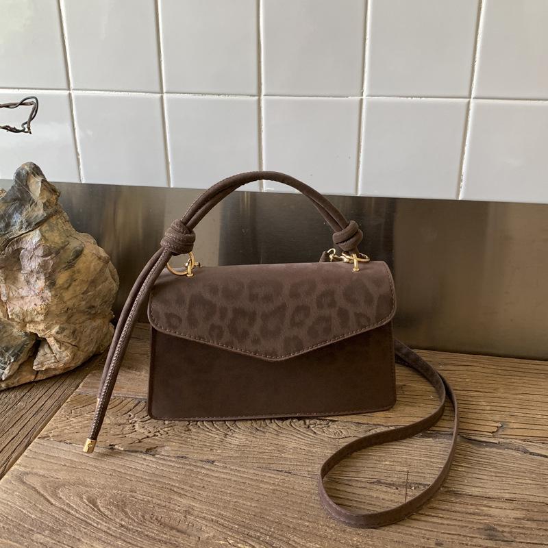 

Популярная в этом году маленькая квадратная сумка женская 2025 новая модная повседневная сумочка минималистичный стиль однотонная трендовая на плечо сумка-мессенджер коричневый