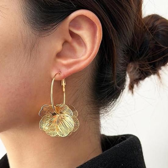1 Paar Damenohrringe 3D-Blumendesign Hängeohrringe mit durchbrochenem Blütenblatt-Design Mittlere runde Form Ohrbügel Hochzeit Festival Schmuck