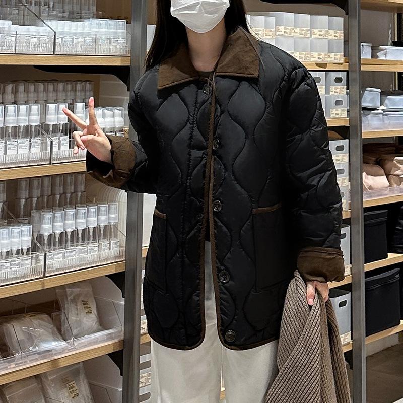 

Новая хлопковая куртка 2025 года женская корейская короткая контрастная трендовая куртка с лацканами, контрастного цвета, с ромбовидным узором, зимняя куртка тонкая и стройнящая S чёрный