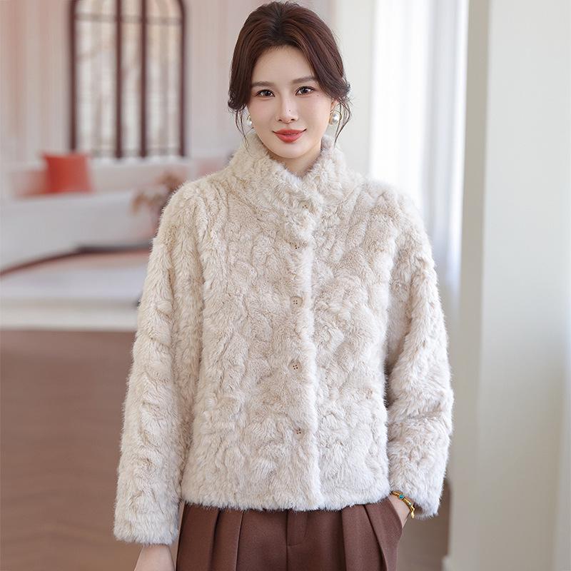 

Mom s Faux Mink Velvet Coat: Elegant Winter Wear for Middle-Aged Women M слоновая кость