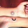 Minimalistische Sonne und Mond Tattoo-Aufkleber Wasserdicht und Langlebig Personalisierbare Handgelenkmodelle Simulierte Tattoo-Aufkleber