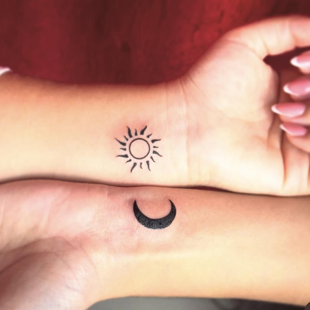 Minimalistische Sonne und Mond Tattoo-Aufkleber Wasserdicht und Langlebig Personalisierbare Handgelenkmodelle Simulierte Tattoo-Aufkleber