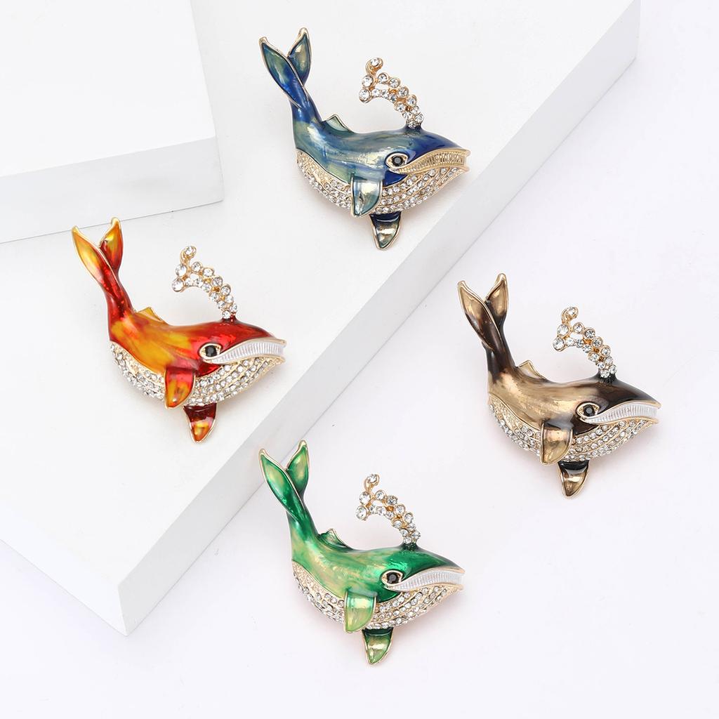 Japonsko a Jižní Korea Roztomilý kreativní slitina drahokamu sprej velryba brož módní všestranný pánský a dámský oděv korsáž šperky pin