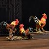 Artigianato in resina a forma di gallo come pezzi decorativi per giardini esterni, cortili, pascoli e micro-paesaggi domestici.