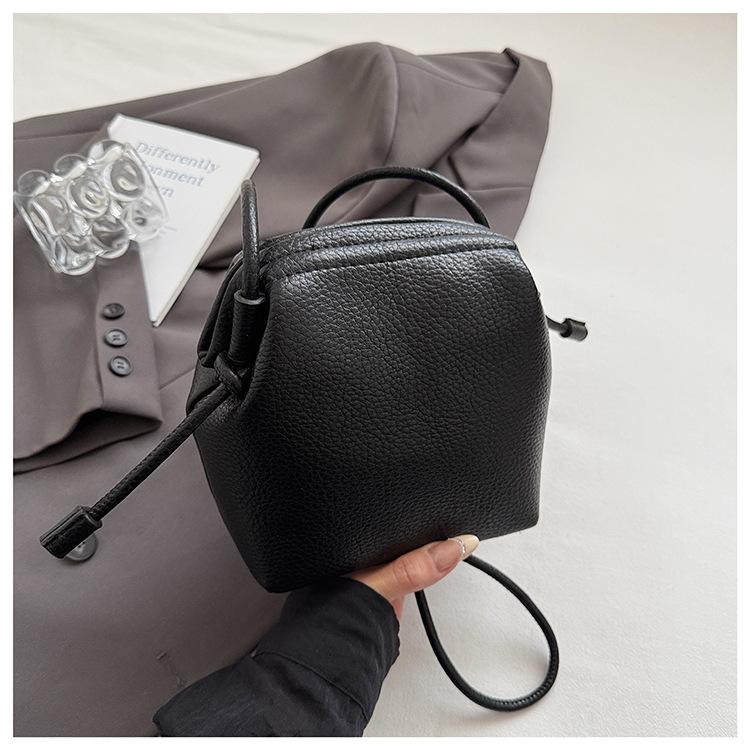 

2025 summer new women s bag retro trendy shoulder messenger bag lychee pattern niche design portable saddle bag women чёрный