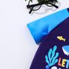 Set Costume da Bagno a Tema Squalo per Ragazzo: Top con maniche raglan e pantaloncini da bagno con stampa di squali all-over