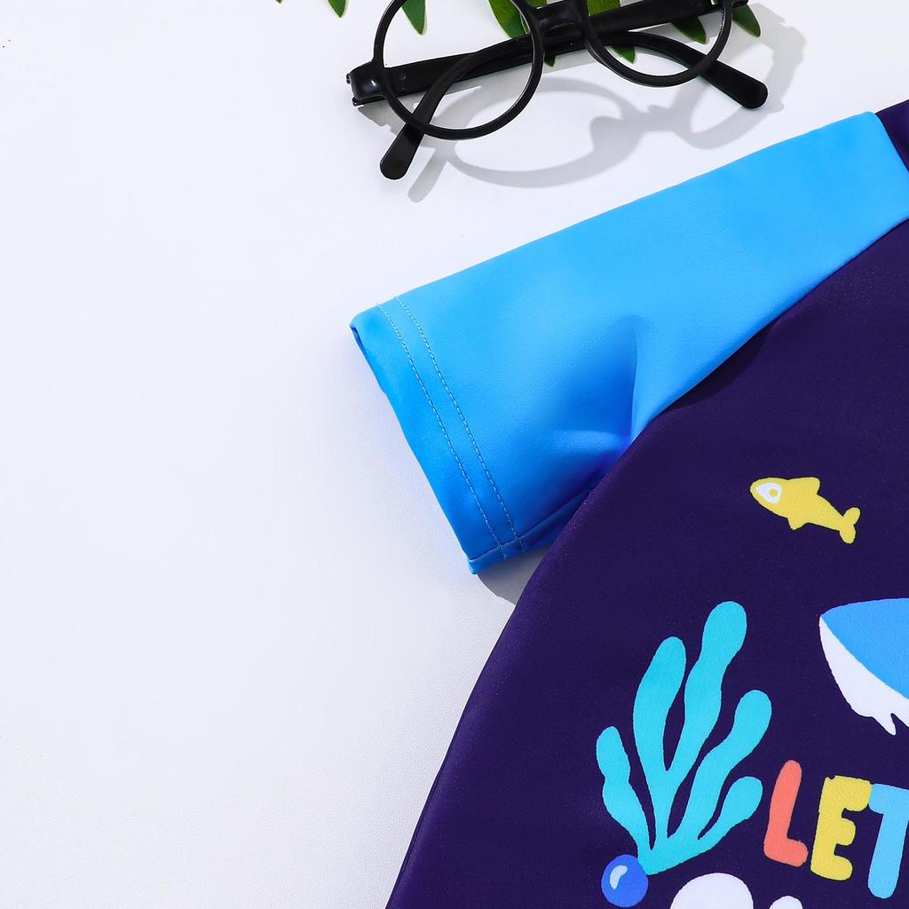 Set Costume da Bagno a Tema Squalo per Ragazzo: Top con maniche raglan e pantaloncini da bagno con stampa di squali all-over