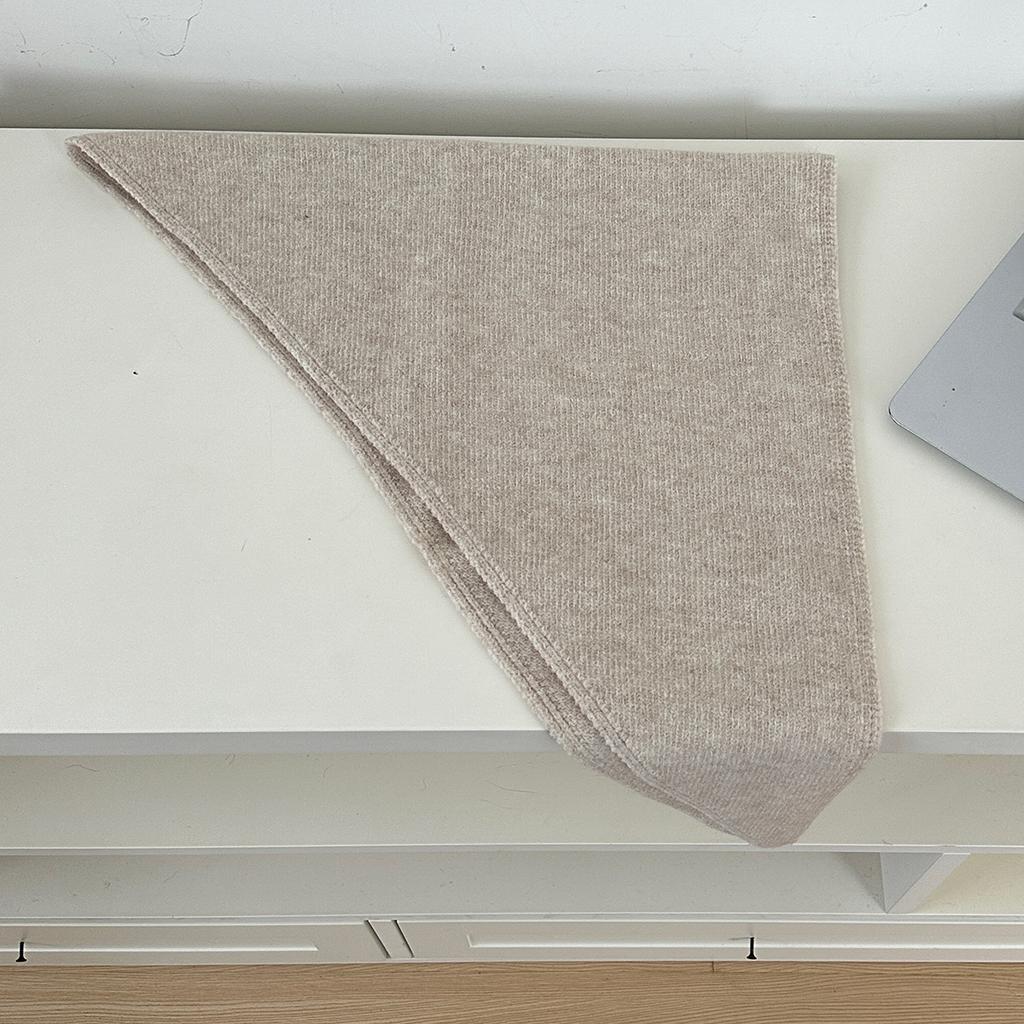 A Wool-Blend Flat Woven Triangular Scarf For Women Suitable For All Seasons For Decoration Pography And Travel Paired With A Small Headscarf