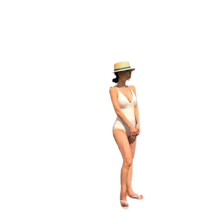 The source is a triangular one-piece swimsuit for women with small breasts soaking in hot spring 1011 new swimsuit.