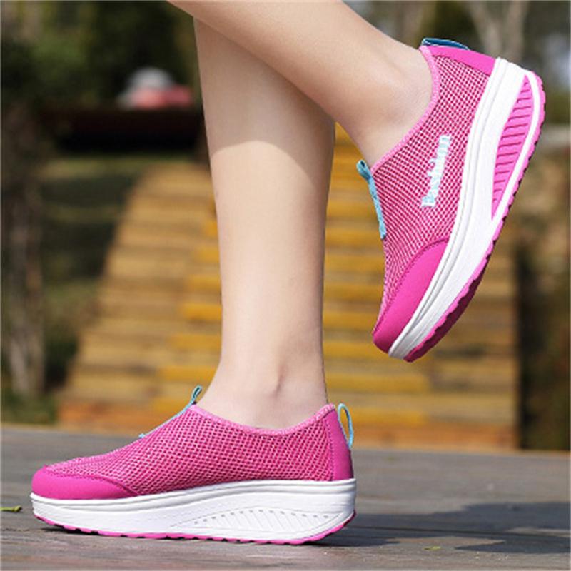 

Женские кроссовки слипоны Женские удобные сетчатые легкие клиновидные кроссовки Нескользящая обувь для ходьбы для женщин Уличные 35 розы красного