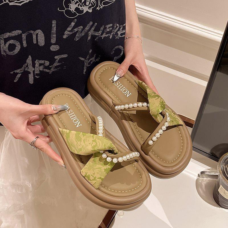 

2025 beach new pearl French cool slippers outer wear thick bottom fairy height increase child summer word slippers female style 40 зелёный