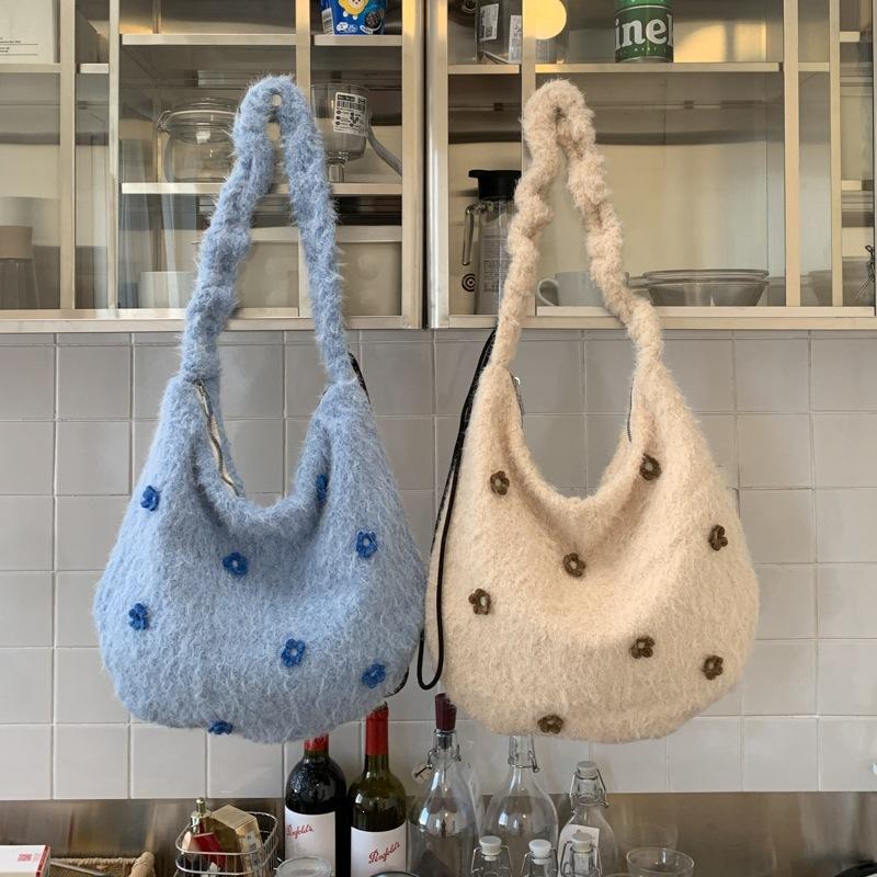 Autumn and winter new plush three-dimensional flower messenger bag drawstring shoulder strap shoulder bag high value portable commuter bag tide bag