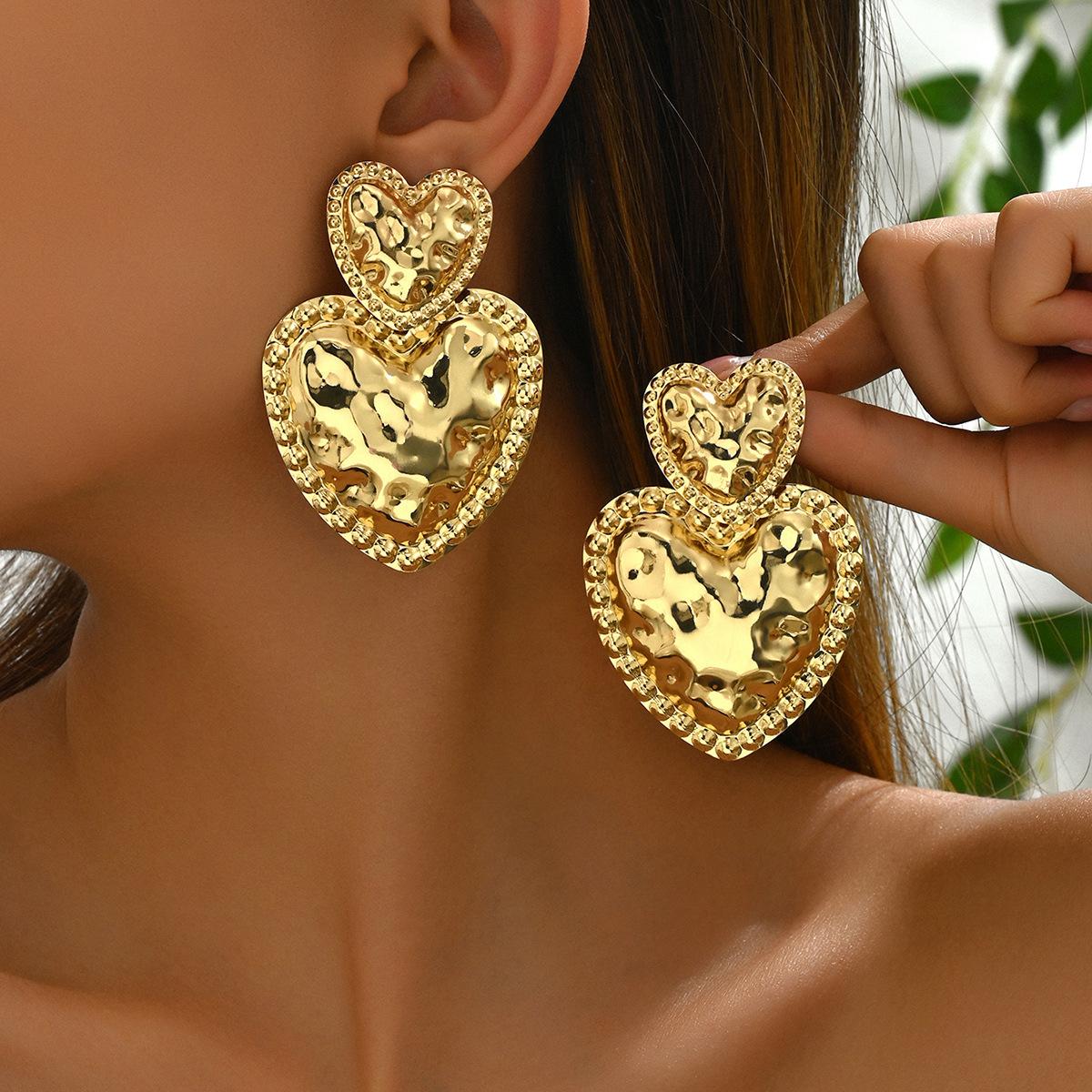 

Легкие роскошные геометрические плиссированные серьги-гвоздики, универсальный дизайн с любовью, серьги с гальваническим покрытием 18 карат, оптовая продажа ювелирных изделий