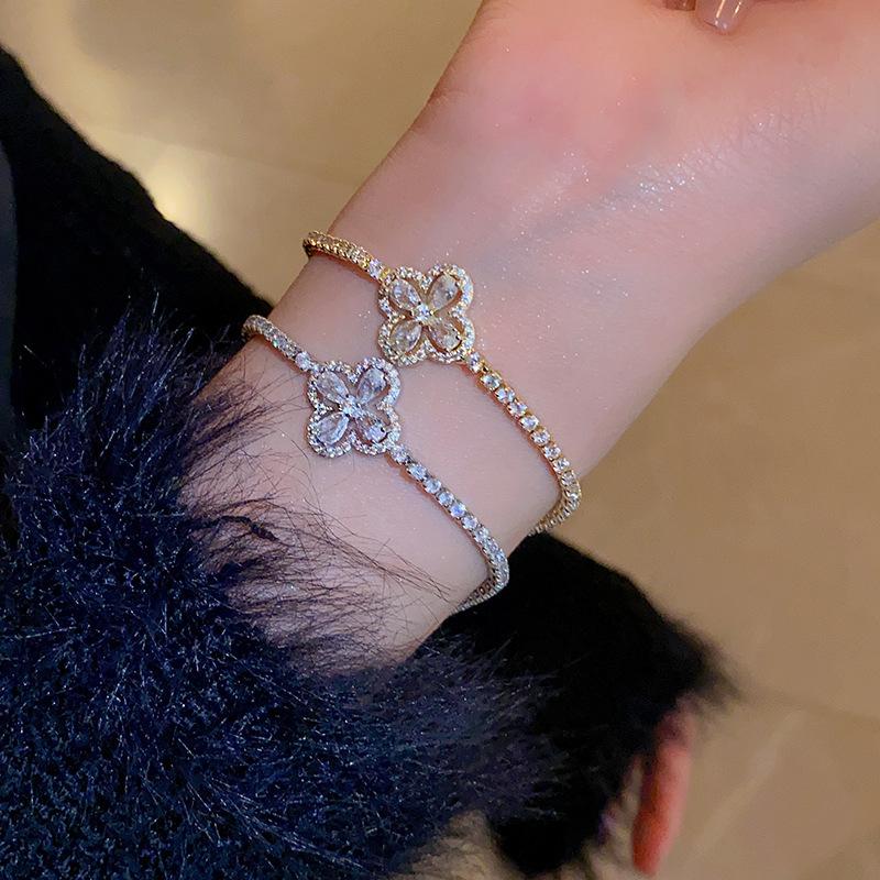 Four-leaf Zircon Buckle Bracelet, Fashionable Light Luxury Temperament, High-end Bracelet, Personalized Trendy Jewelry.