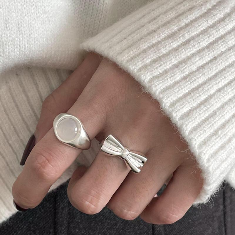 Versatile Agate White Bow Ring For Women Geometric Design With Adjustable Fit Comfort
