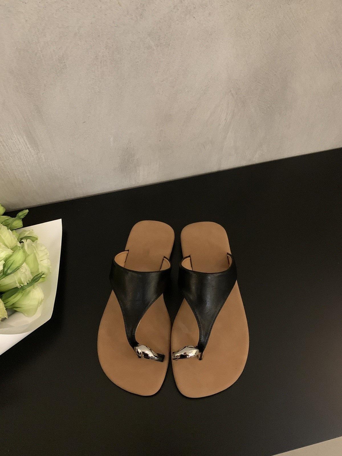 

Retro vacation style cover toe black cool slippers women s summer wear 2025 new with skirt evening wind Roman sandals 35