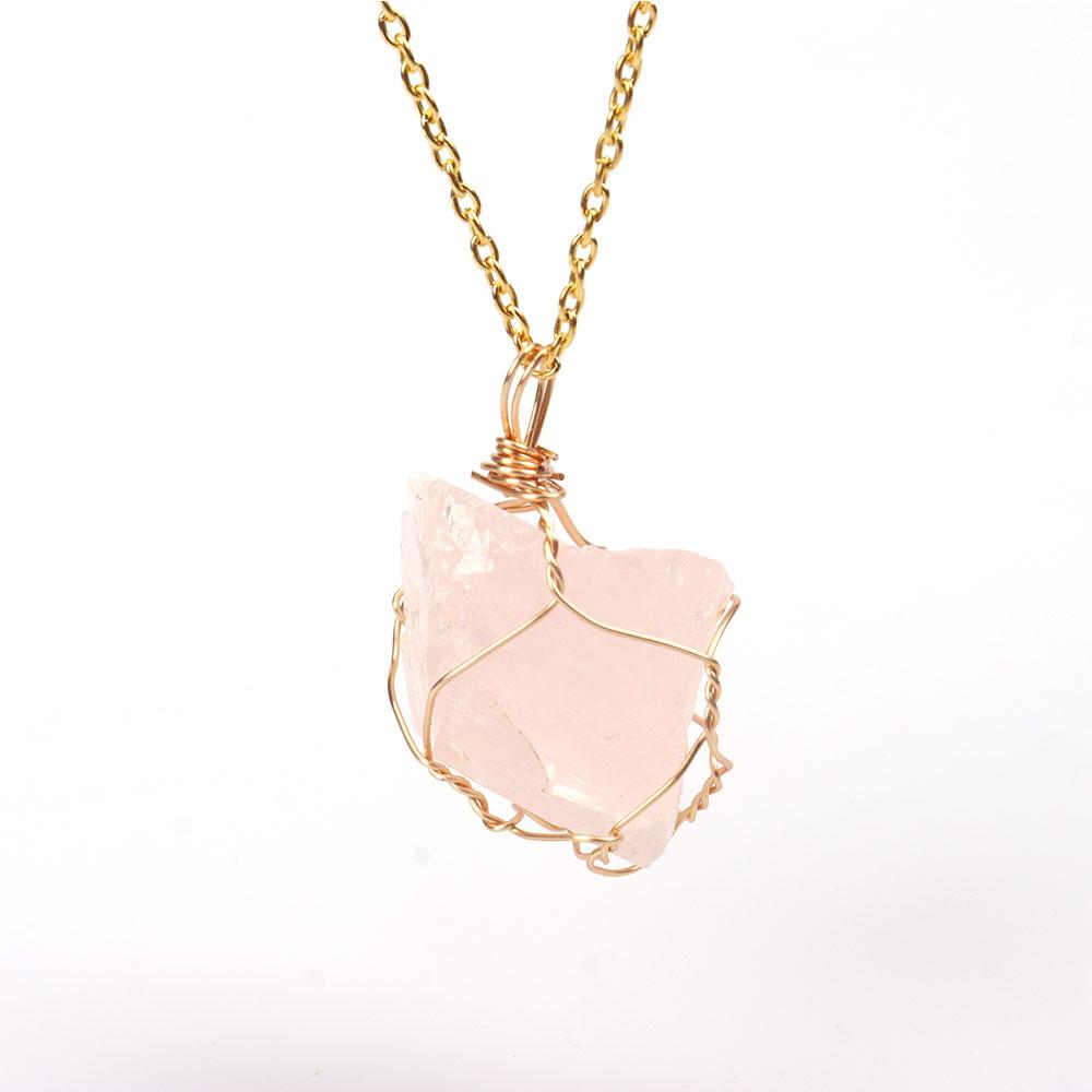 Colier cu pandantiv cu ametist: Piatră brută neregulată cu împletitură din sârmă aurie