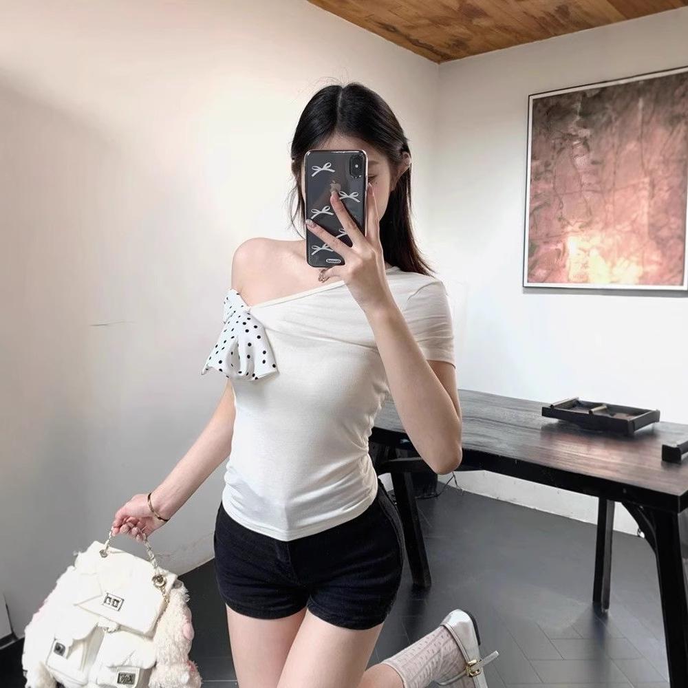 

Футболка в гонконгском стиле с нерегулярным бантом - Маленький шик тренд L Premium белый