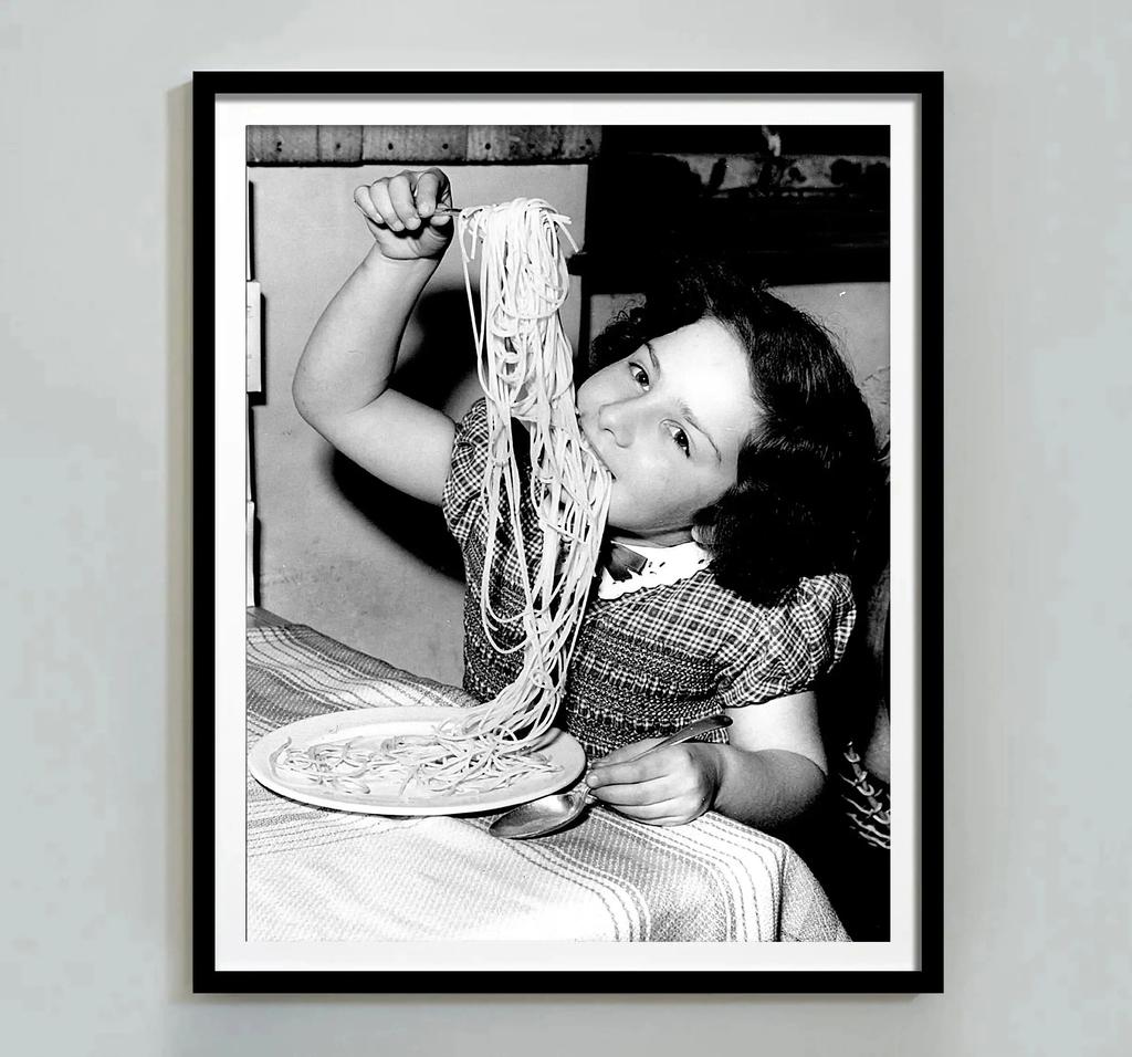 Retro Art Black and White Picture Italian Style Girls Eating Pasta Together Picture Home Room Restaurant Decoration