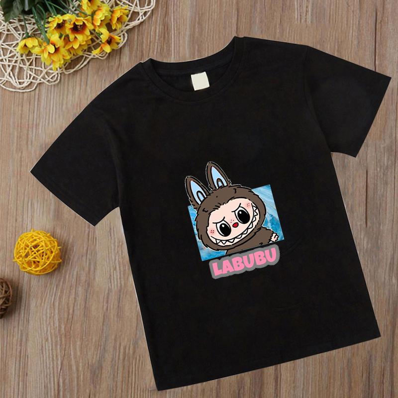 

Детская футболка Labubu черная с графикой, милая футболка с персонажем The Monsters для мальчиков и девочек, крутой топ для малышей в подарок 120 белый