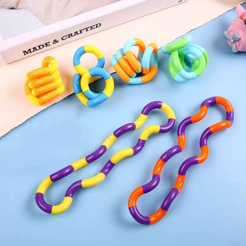 Giocattoli Fidget Silenziosi e Tortili, da Spremere, Torcere e Far Girare, Giocattolo Sensoriale Multicolore per Bambini, Giocattoli per Alleviare lo Stress e Strumenti Educativi