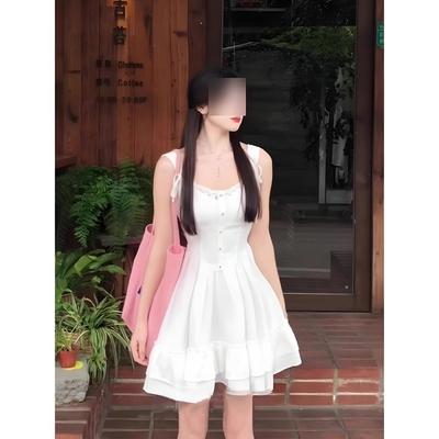 Süßes weißes Trägerkleid für Frauen im Sommer, kleines Männchen mit Taille und dünnem Schirmpendel, schönes kleines weißes Kleid