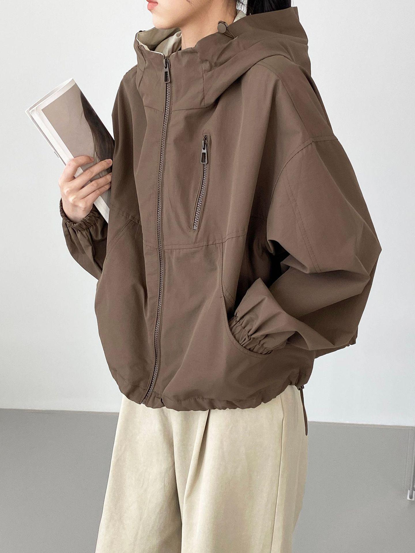 

Маленькая женская повседневная свободная куртка-ветровка с капюшоном и воротником-стойкой для ранней осени (H2816) One Size кофейный