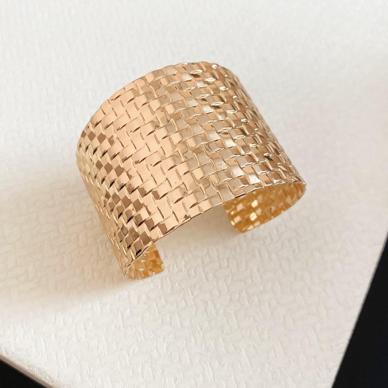 Personality exaggerated wide-sided metal bracelet temperament advanced sense bracelet design sense niche jewelry wholesale