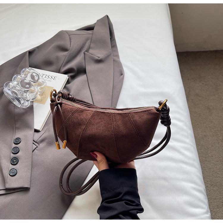 

Ретро нишевая дизайнерская сумка женская 2025 новая высококлассная матовая сумка через плечо, сумка-мессенджер, персонализированная простая сумка-круассан темно-коричневого