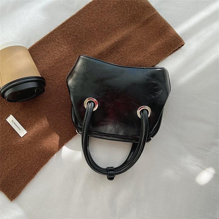 Chic White Pu Shell Bag With Retro Design And Versatile Double Straps For Daily Use