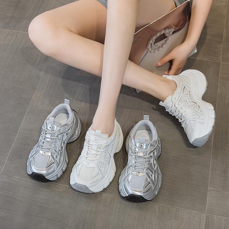 Dad shoes girl 2025 autumn new Internet celebrity with the same lightweight thick sole heightening sports casual fashion versatile women's shoes