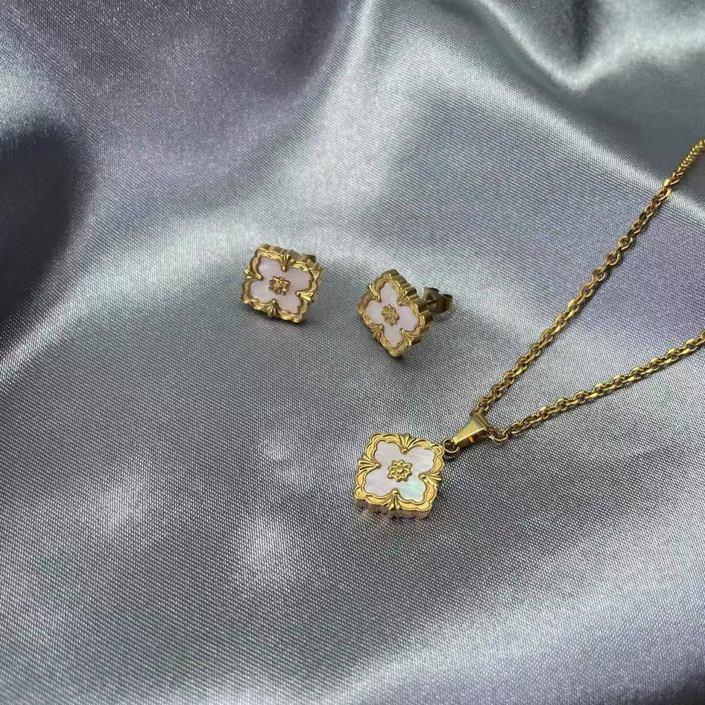Neues europäisches und amerikanisches Diamantblattgras-Armband-Halsketten-Ohrring-Set, plattiert mit Retro-Diamant-Palast-Halskette