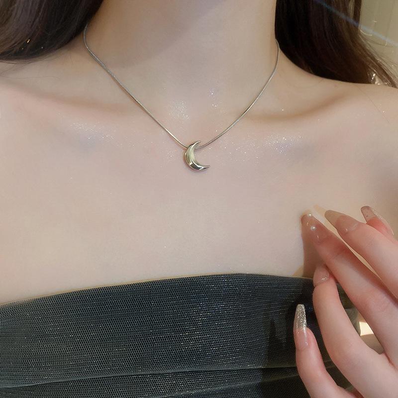Elegant Metal Moon Choker Necklace for Women – High-End Cold Style and Unique Fashion Statement