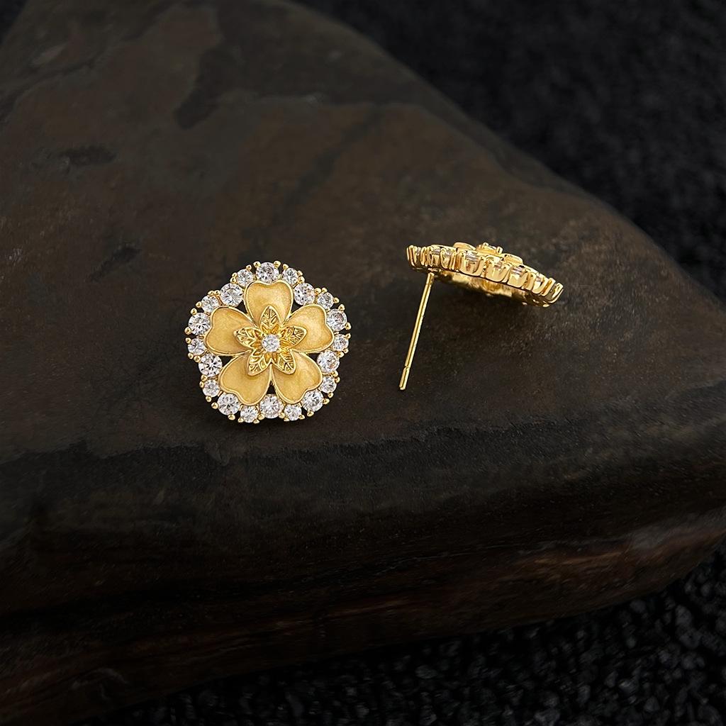 

Серьги-пусеты из эмалированного золота 18 карат с цирконом в виде цветка - Элегантный, роскошный дизайн для женщин