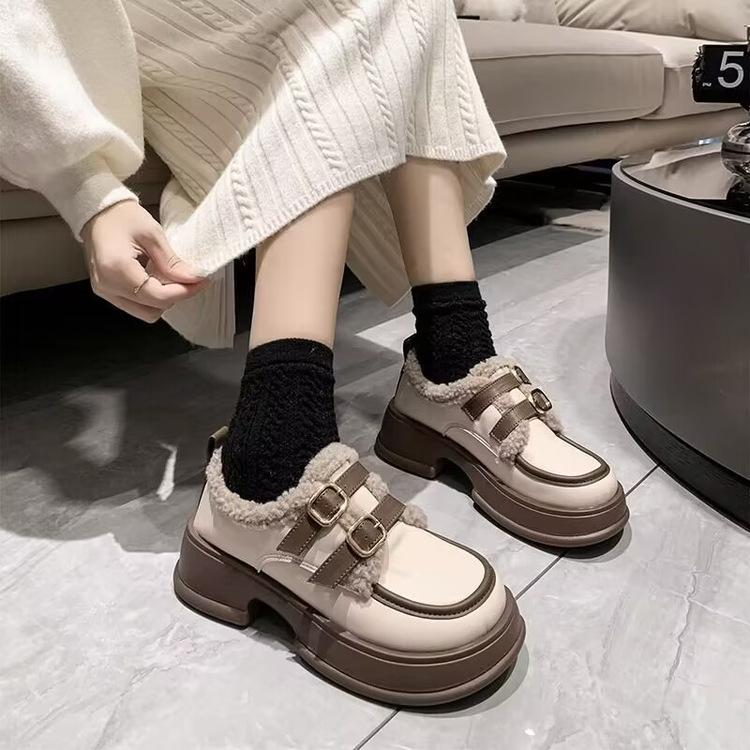 Loafer mit dicker Sohle, kleine Lederschuhe, warme Samtschuhe, neue Modelle im Winter 2025, japanische Studenten werden ihre Körpergröße erhöhen und c tragen