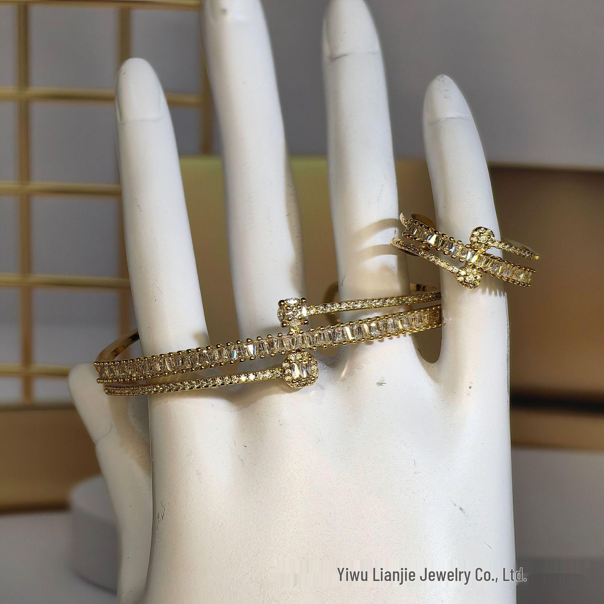 

Роскошный набор браслета и кольца с бриллиантами с покрытием из настоящего золота золотой