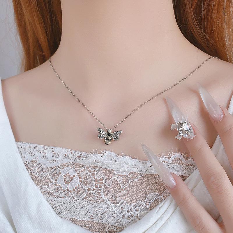 Fashionable Temperament Diamond Creative Little Bee Shaped 925 Sterling Silver Cute Personalized Necklaces XL065