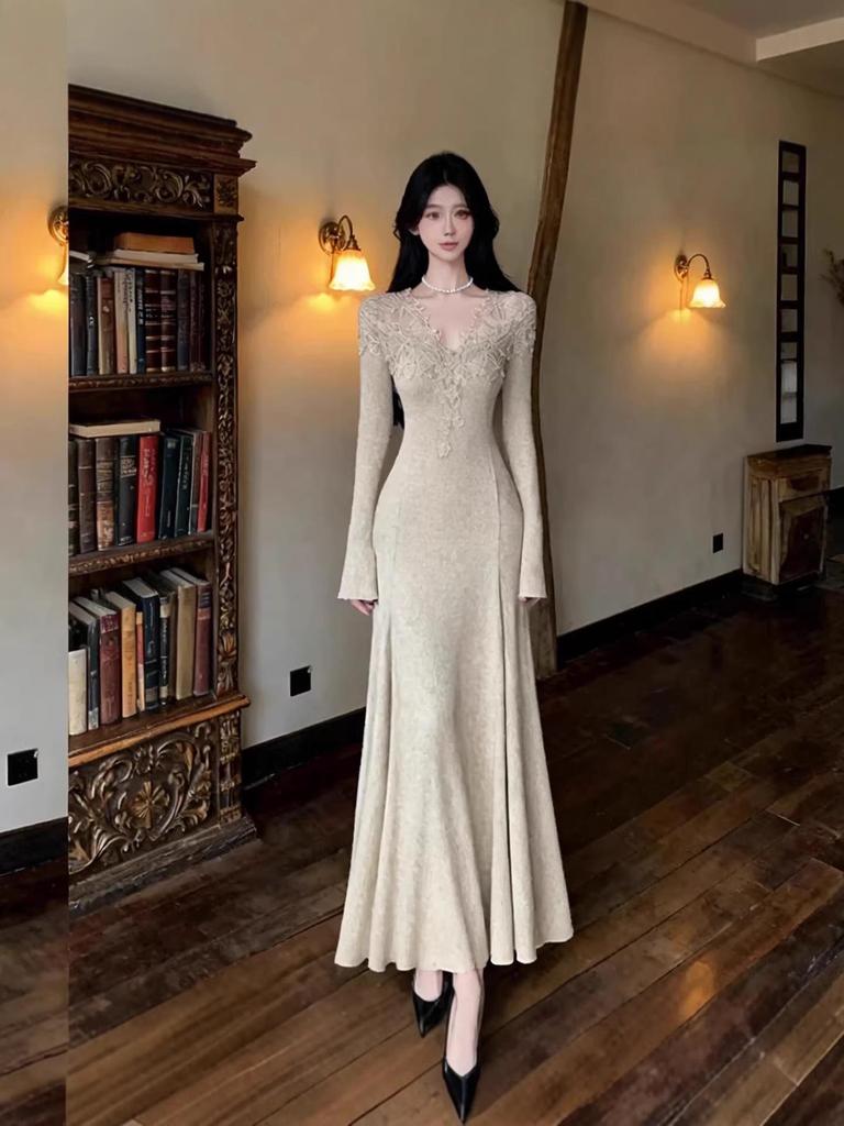 Elegant Lace Patchwork Knit Dress - High-End Waist-Cinching Long Skirt for Autumn/Winter